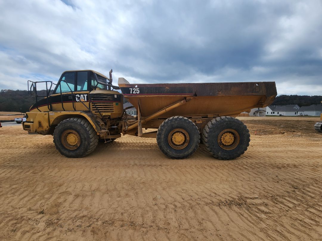 2012 CATERPILLAR 725